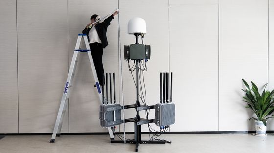 acheter Dispositif fixe de détection et de brouillage de drones à bande complète 70 MHz-6 GHz avec une superinterférence de 1 N fabrication en ligne